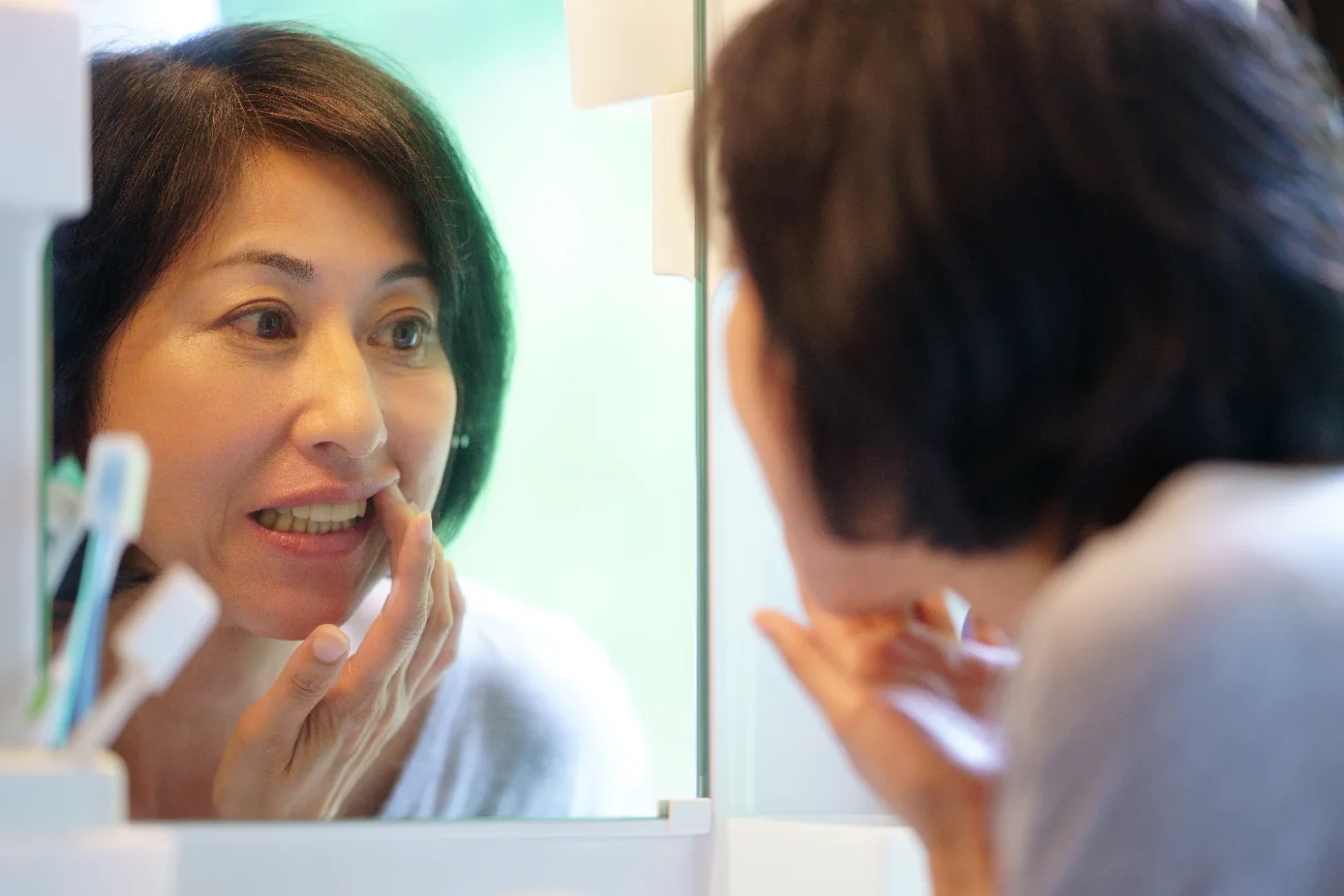 歯周病は見た目でわかる？40代女性の歯ぐき・歯の長さ・口臭にあらわれる変化を解説